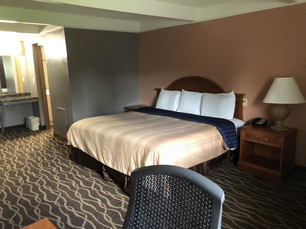 Economy Inn North Randall Eksteriør billede